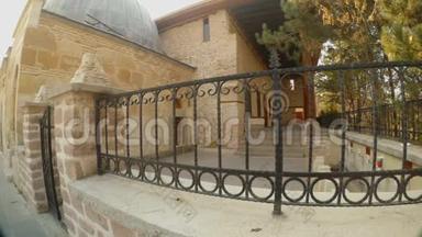 土耳其城市郊区围墙后面的一座<strong>古老</strong>清真寺的<strong>庭院</strong>